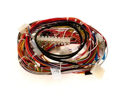Bunte Kabel mit verschiedenen Anschlüssen, die in einem zusammengewickelten Bündel angeordnet sind; mögliches Produkt von Bosch.